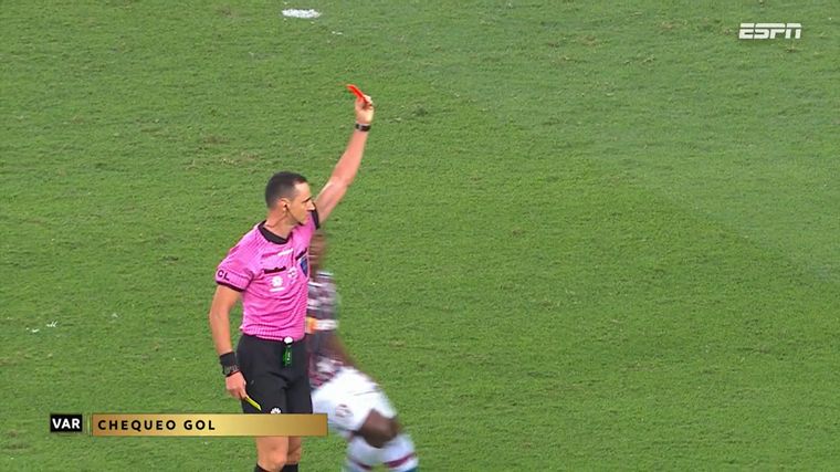 Gol y expulsión de Kennedy en Fluminense