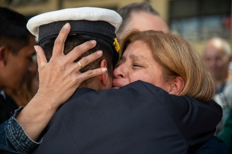 FOTO: Emoción en el regreso de la Fragata Libertad al Puerto de Buenos Aires.
