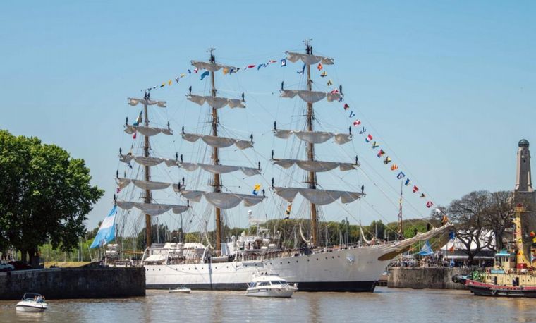 Emoción en el regreso de la Fragata Libertad al Puerto de Buenos Aires.