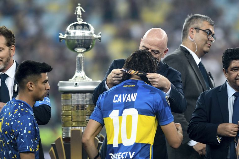 FOTO: Cavani, al momento de recibir la medalla de subcampeón.