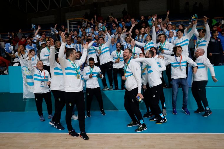 FOTO: El equipo de handball masculino celebra su victoria en los Juegos Panamericanos 2023