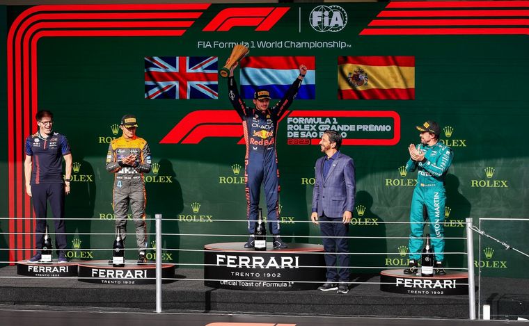 FOTO: Verstappen, Norris y Alonso en el podio de San Pablo