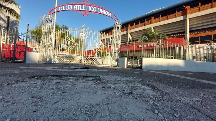 Graves incidentes entre hinchas de Unión y la Policía tras el partido con Lanús