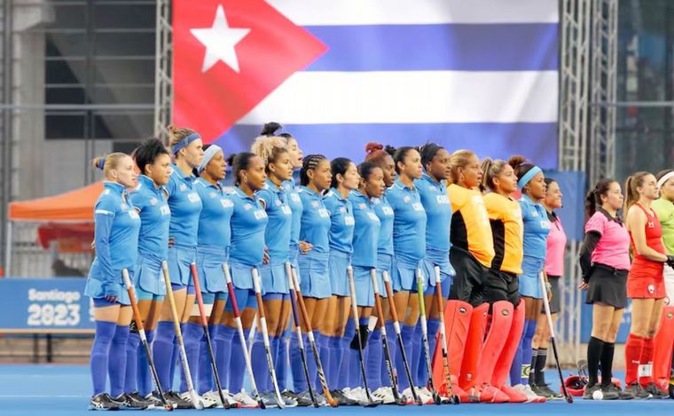FOTO: Seis jugadoras de la selección cubana de hockey escaparon. (Foto:Photosport Chile)