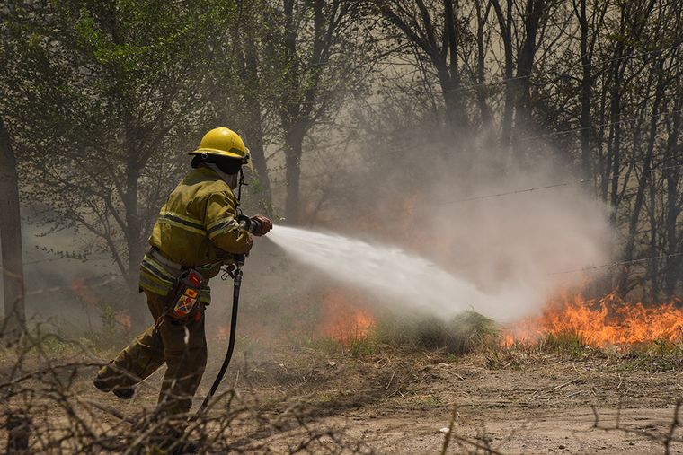 FOTO: Bomberos combaten un incendio en Mina Clavero. (archivo)