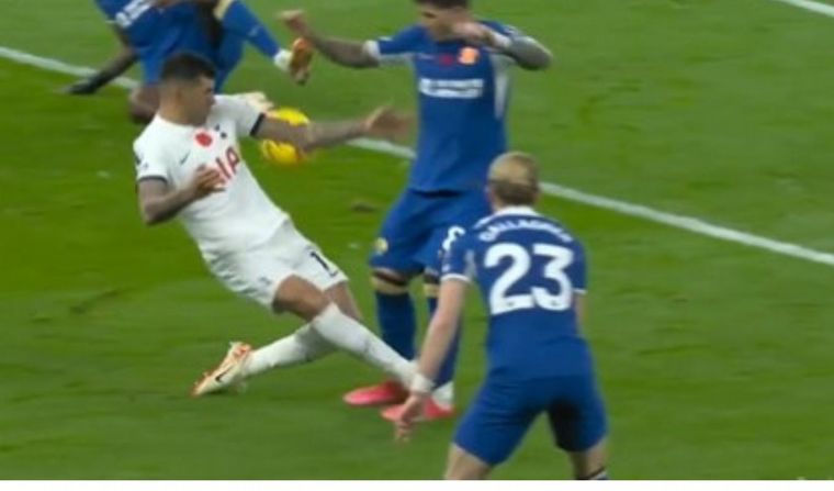 El defensor argentino vio la roja por la acción (Foto: captura)