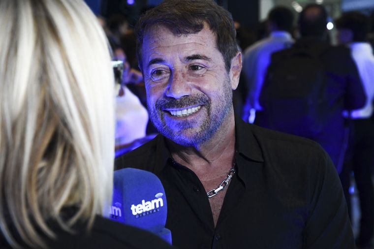 Aerolíneas Argentinas presentó uniformes de Benito Fernández y Ricky Sarkany