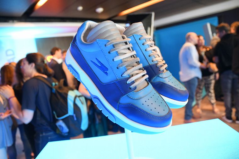 Aerolíneas Argentinas presentó uniformes de Benito Fernández y Ricky Sarkany