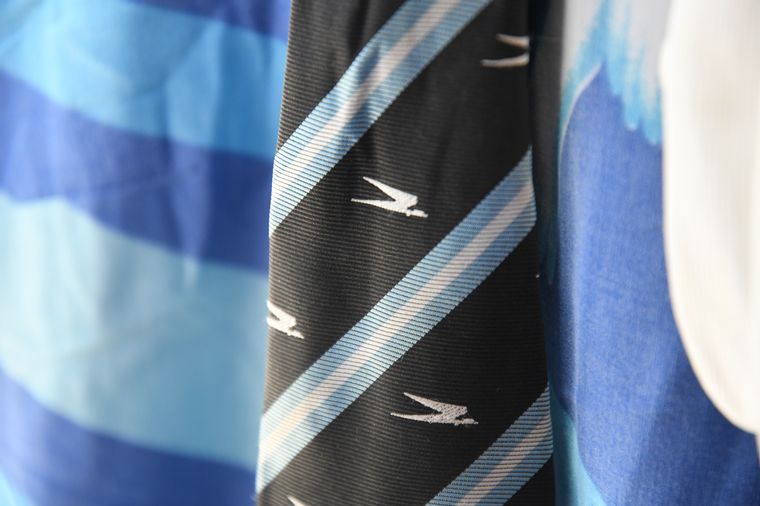 Aerolíneas Argentinas presentó uniformes de Benito Fernández y Ricky Sarkany