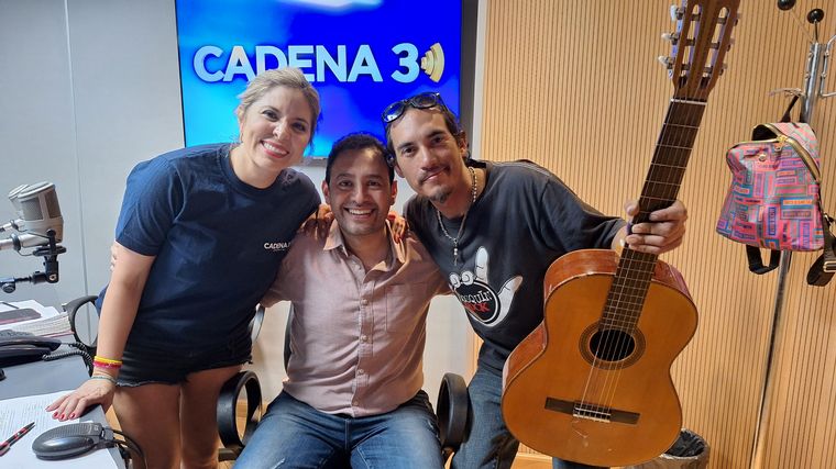 Le robaron la guitarra y “Pucho” Ponce de Los Tekis le devolvió la alegría