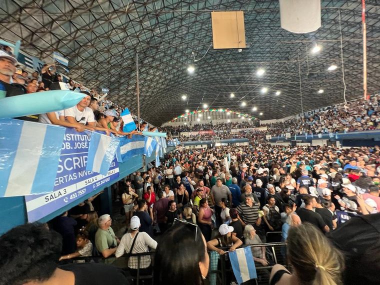 Sergio Massa concluyó su gira por Córdoba con un acto en el Club General Paz Juniors.