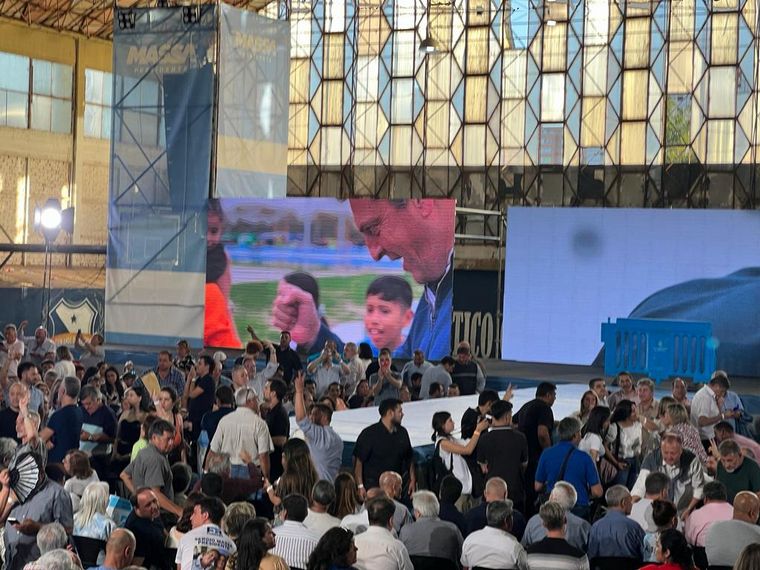 Sergio Massa concluyó su gira por Córdoba con un acto en el Club General Paz Juniors.