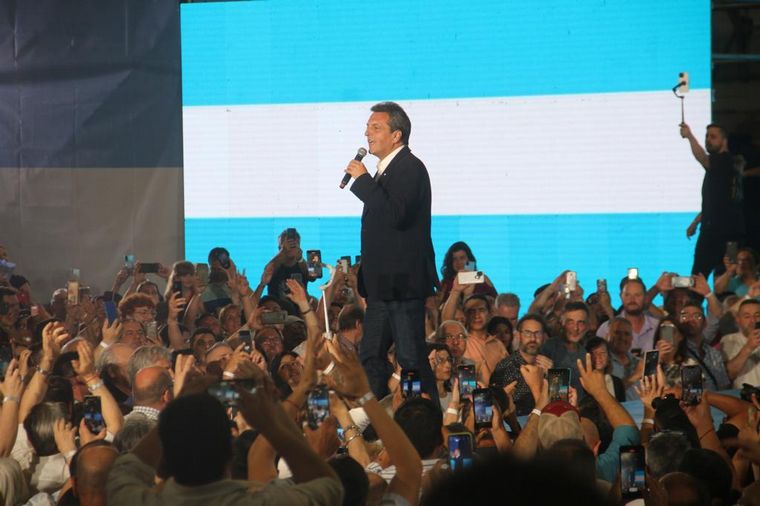 El candidato presidencial de UxP, Sergio Massa, en el Club General Paz Juniors. 