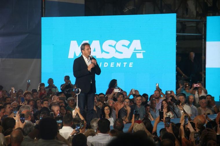 FOTO: El candidato presidencial de UxP, Sergio Massa, en el Club General Paz Juniors. 