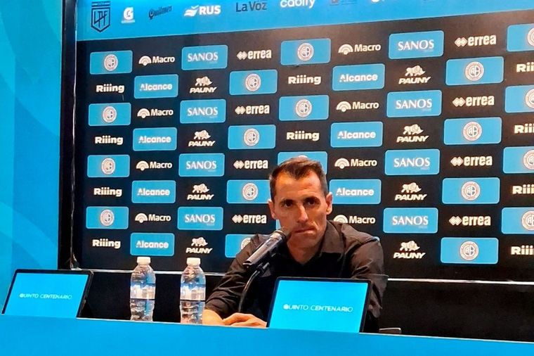 FOTO: Guillermo Farré, técnico de Belgrano en conferencia de prensa. @Belgrano