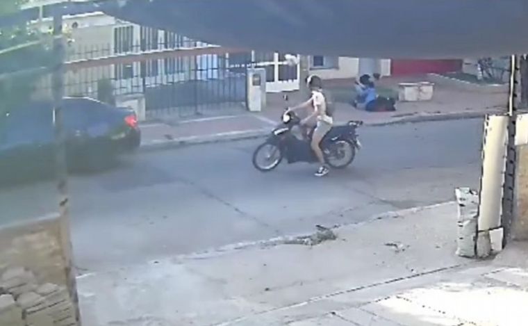 Impactante video: la golpearon para robarle el celular y nadie acudió a ayudarla