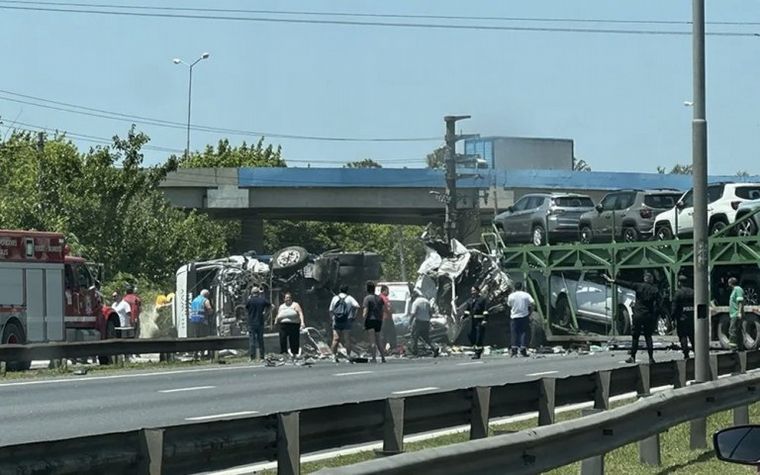 FOTO: Chocaron dos camiones en la Panamericana: uno de los choferes está en grave estado