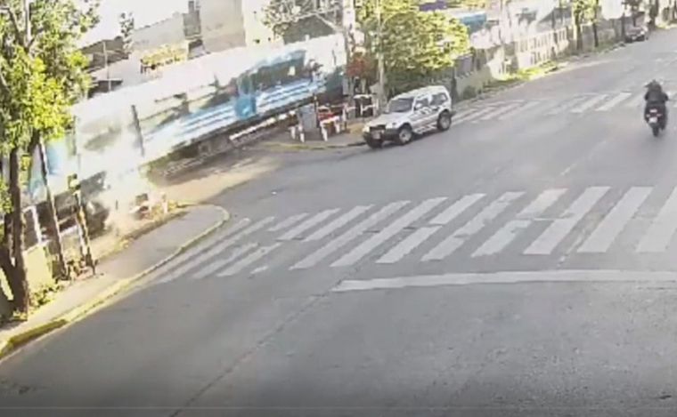 Murió una chica de 19 años: viajaba con un amigo que cruzó con la barrera baja