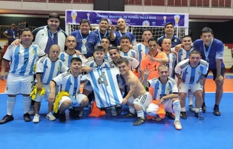 FOTO: Argentina goleó a México en el mundial de fútbol de talla baja