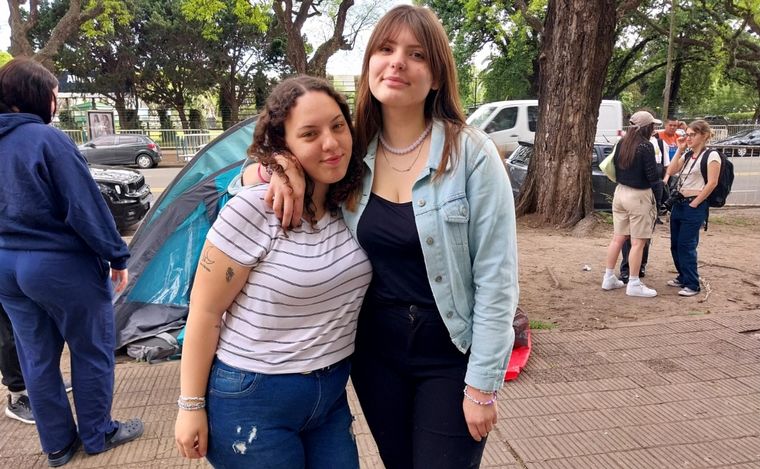 Fanáticas de Taylor Swift en las afueras del estadio de River.