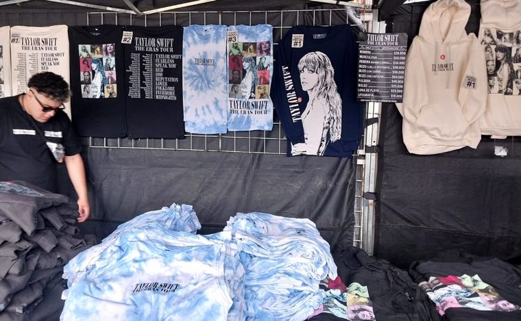 Fanáticas de Taylor Swift en las afueras del estadio de River.