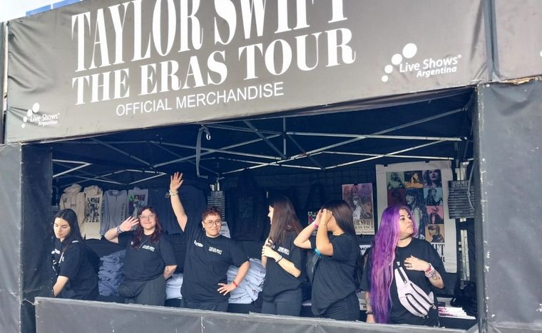 Fanáticas de Taylor Swift en las afueras del estadio de River.