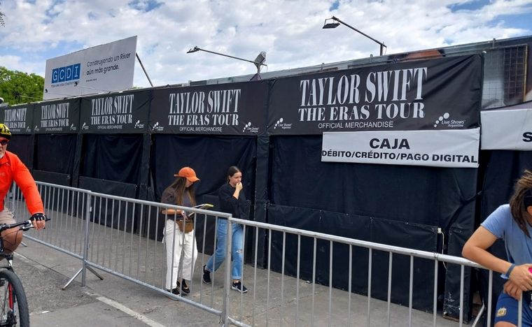 Fanáticas de Taylor Swift en las afueras del estadio de River.