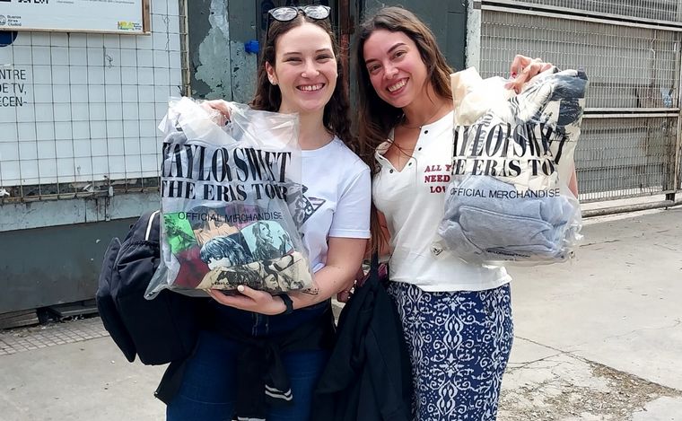 Fans de Taylor Swift en las afueras del estadio de River.