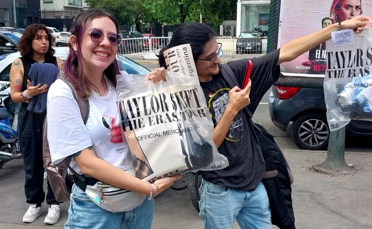Fans de Taylor Swift en las afueras del estadio de River.