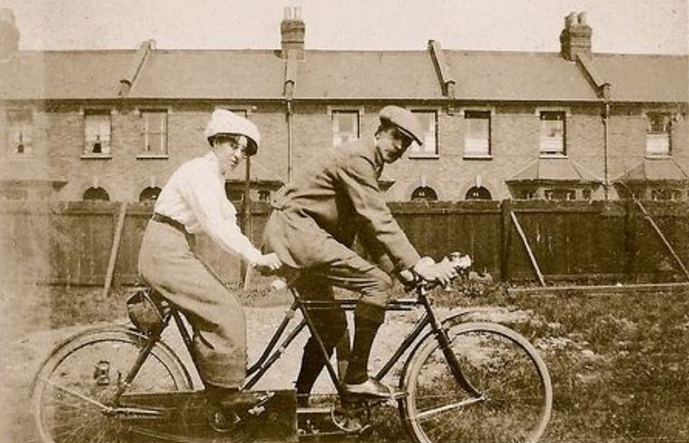 FOTO: El romántico origen de la bicicleta tándem