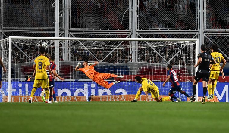 FOTO: Barrios anotó un golazo, pero fue anulado por el VAR.