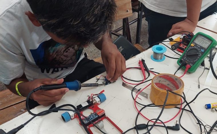FOTO: Estudiantes de Tartagal participarán de un torneo de robótica en Ecuador.
