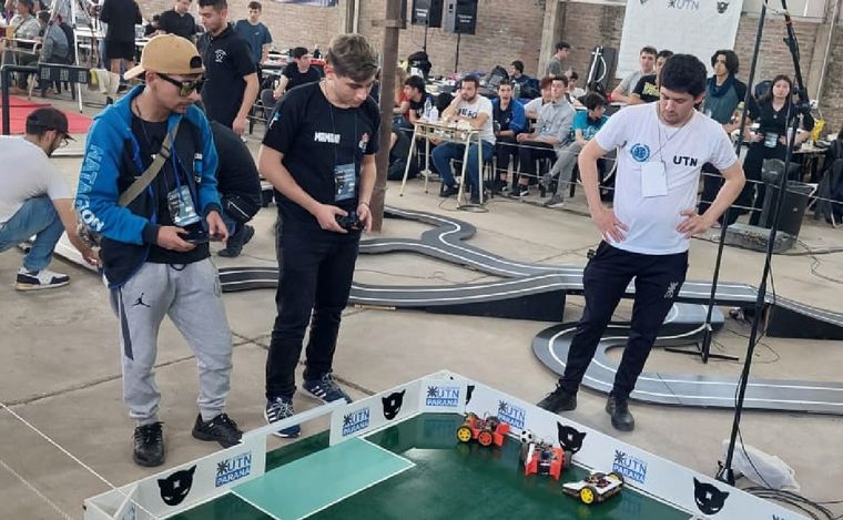 FOTO: Estudiantes de Tartagal participarán de un torneo de robótica en Ecuador.