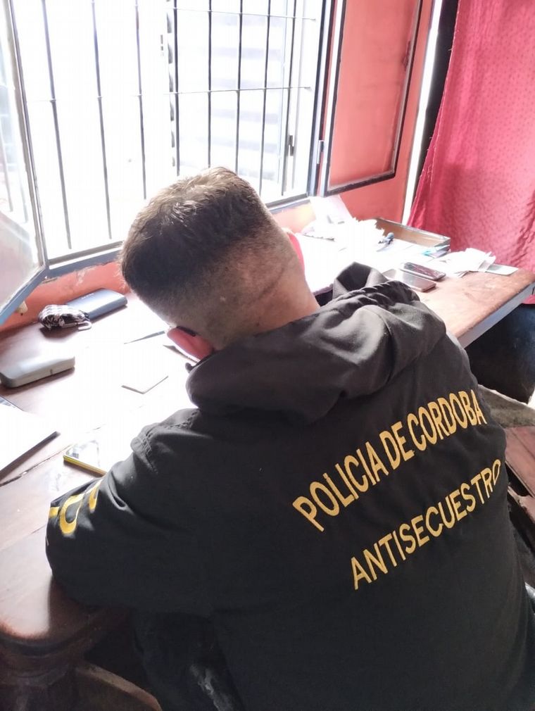 Detenidos acusados de estafar con el método SIM Swapping. (Policía)