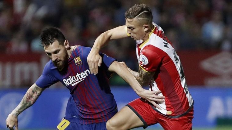 FOTO: Maffeo marcando a Lionel Messi en la liga de España. (Foto: Sport)