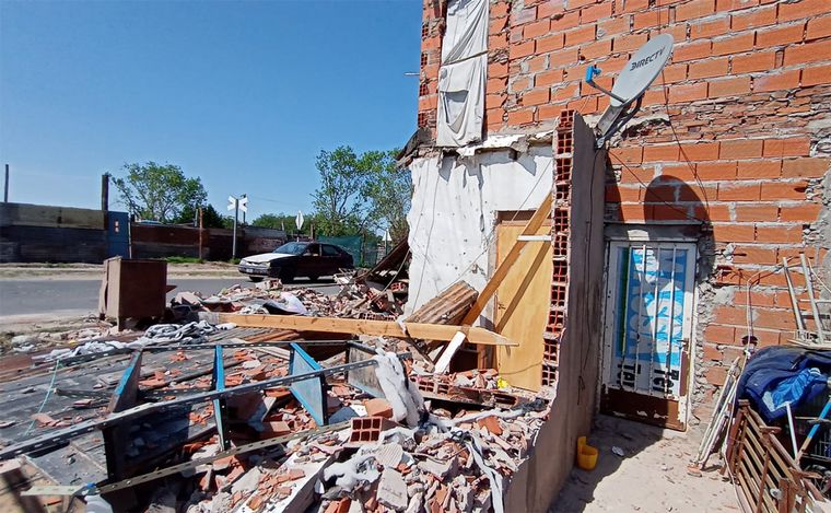 FOTO: Un patrullero les destruyó la casa y nadie responde: 