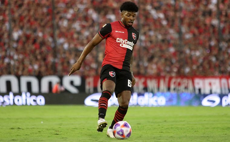 Ampliaron la sanción para Mosquera y su futuro es incierto en Newell's.