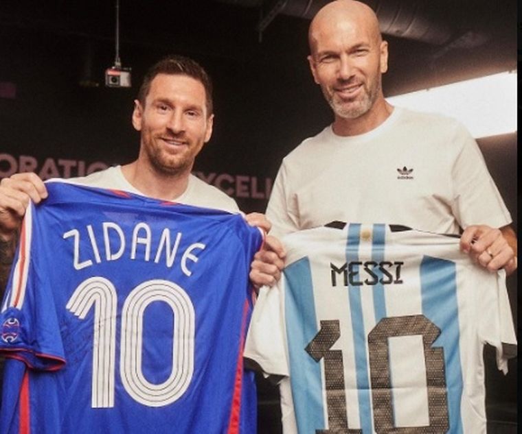 FOTO: Lionel Messi y Zinedine Zidane, dos astros del fútbol.