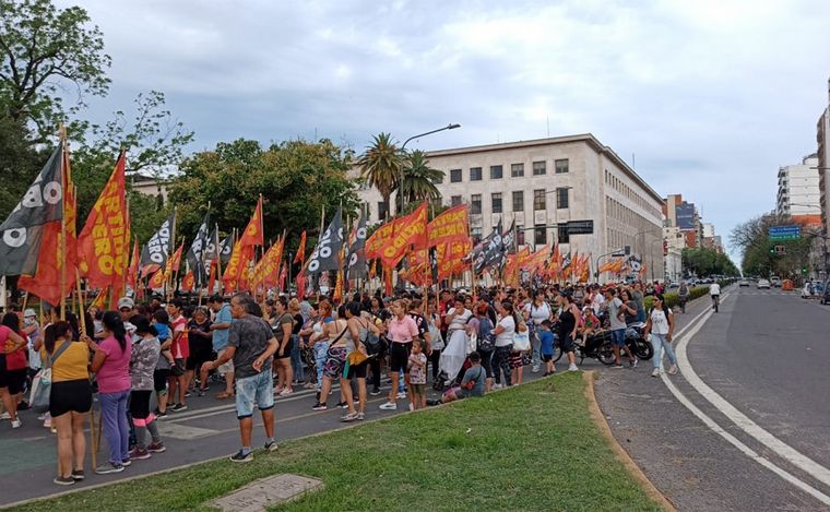 Movilización del Polo Obrero en el centro de Rosario por una jornada nacional.