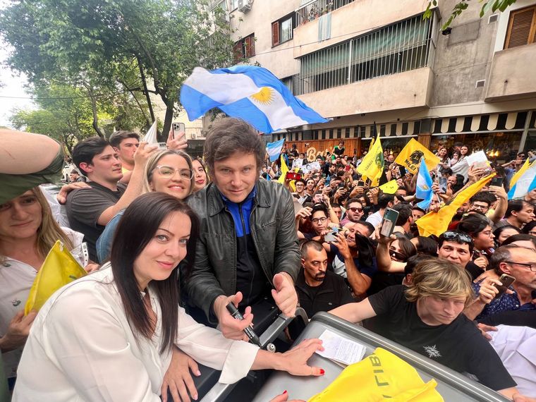 FOTO: Javier Milei fue acompañado por una multitud en el centro de Mendoza.