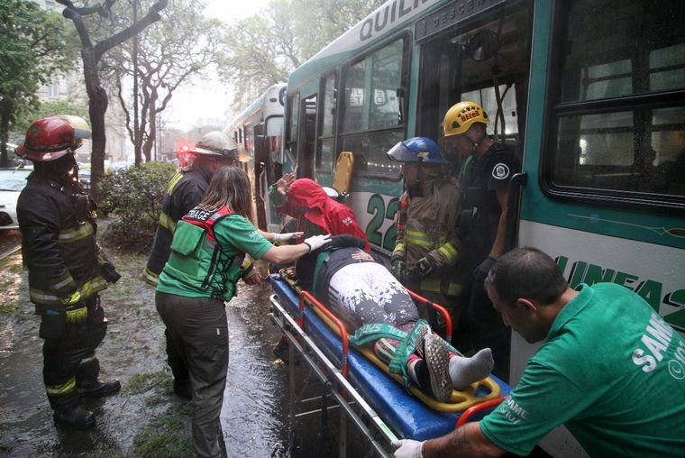 Triple choque de colectivos: 12 pasajeros heridos en el Bajo porteño.