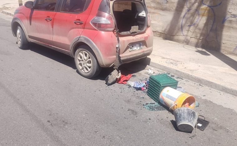 El auto que fue atacado por los ladrones. (Foto: Policía de Córdoba)