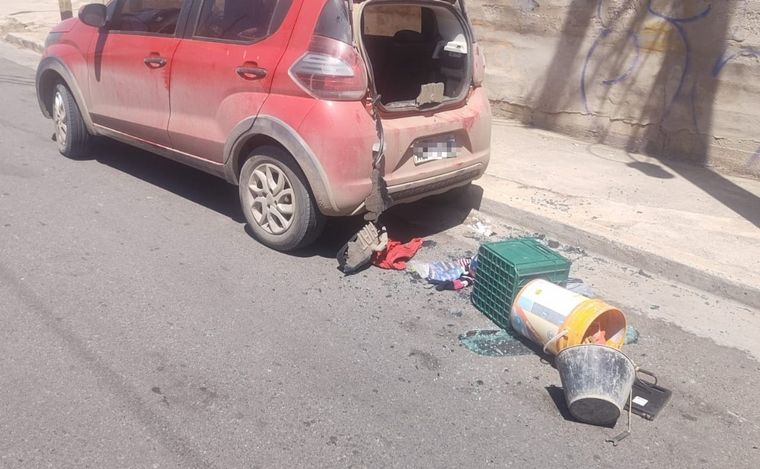 FOTO: El auto que fue atacado por los ladrones. (Foto: Policía de Córdoba)