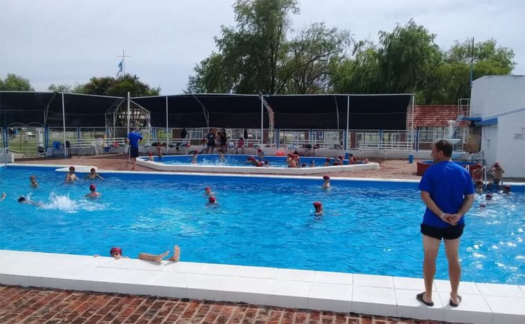FOTO: Los natatorios públicos duplicaron sus asistentes.