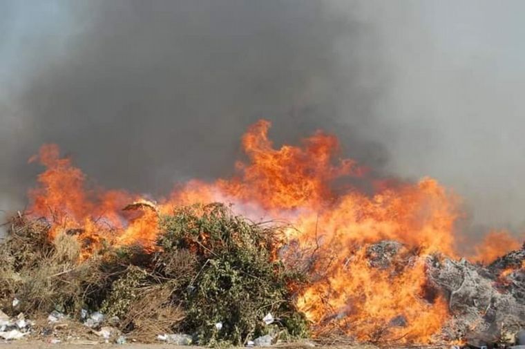 Bomberos de Capilla del Monte junto al ETAC trabajan en el basural de Ruta 38.