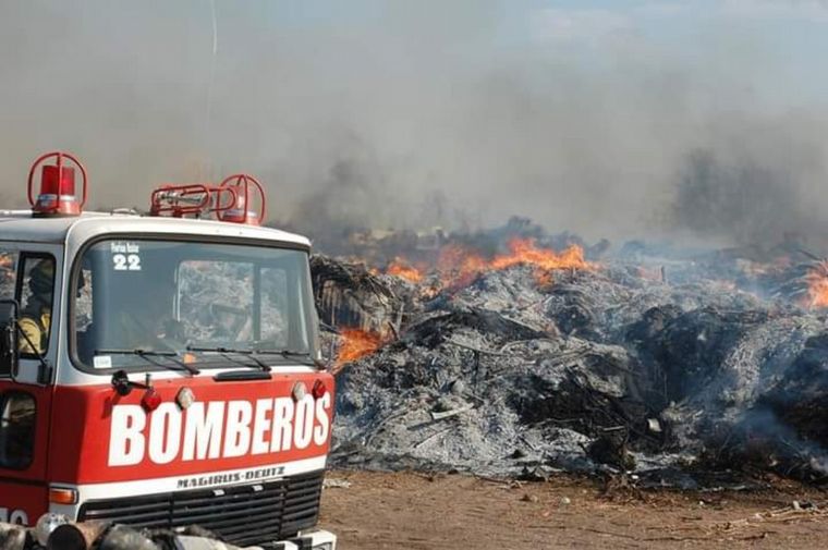 Bomberos de Capilla del Monte junto al ETAC trabajan en el basural de Ruta 38.