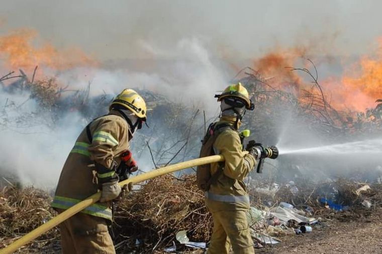 Bomberos de Capilla del Monte junto al ETAC trabajan en el basural de Ruta 38.