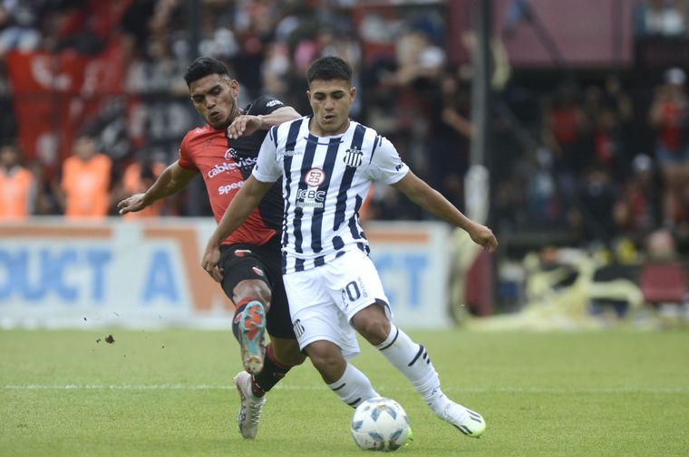 FOTO: Colón y Talleres se enfrentan en el Cementerio de los Elefantes.