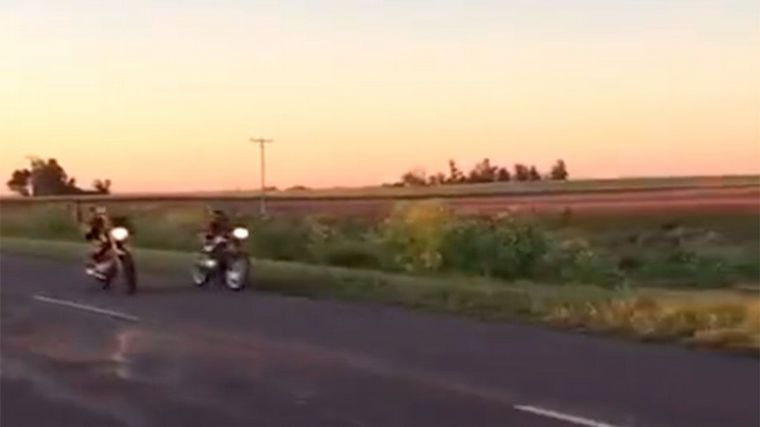 Impactante: corrían una picada de motos y embistieron a un grupo de personas