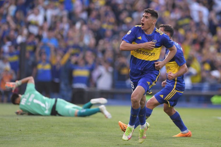 Miguel Merentiel festeja el tanto del triunfo de Boca sobre Newells.